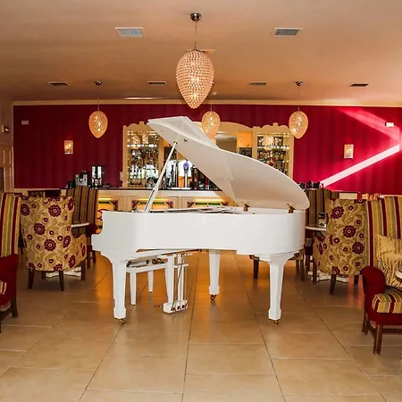 Crover House & Golf Club Hotel